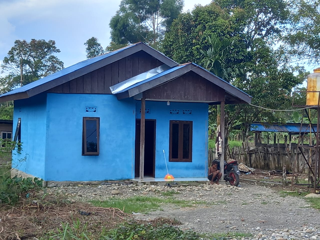 Rumah layak huni yang dibangun oleh Pemerintah Kampung Utikini Satu dengan anggaran yang bersumber dari Dana Desa