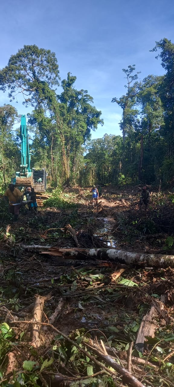 Alat berat saat membersihkan lahan untuk normalisasi sungai