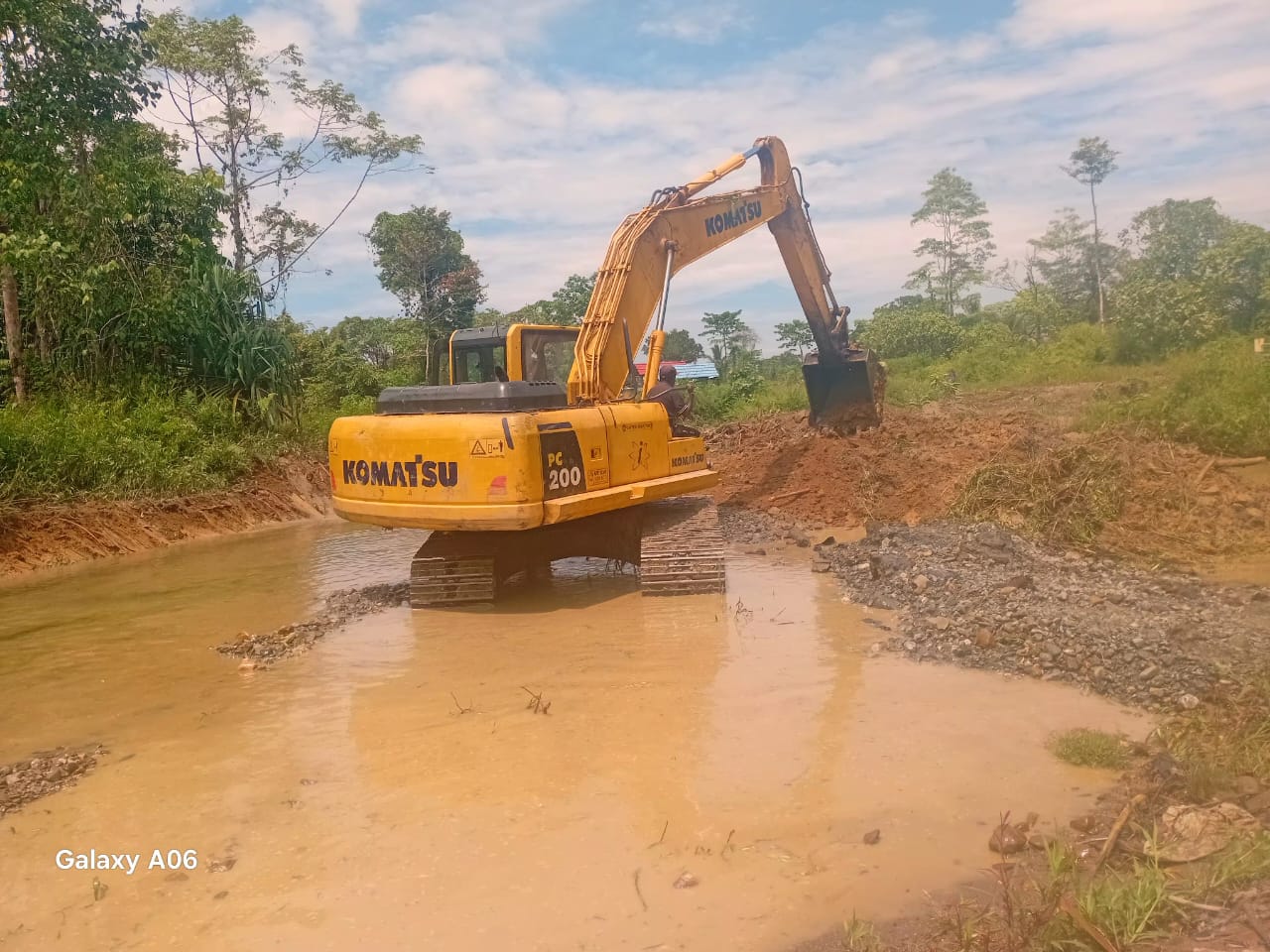 Alat berat saat merapikan dan membuat aliran sungai untuk mengantisipasi banjir merendam pemukiman warga 