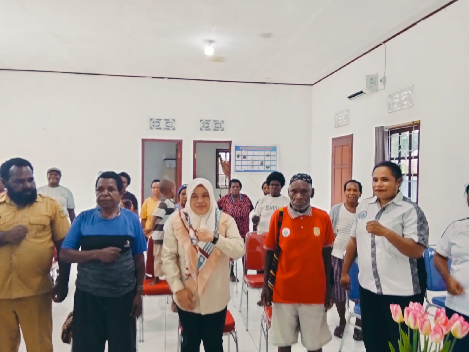 Foto bersama Kepala Kampung Utikini I, Luther Karagainal didampingi pendamping desa pada acara penyaluran BLT