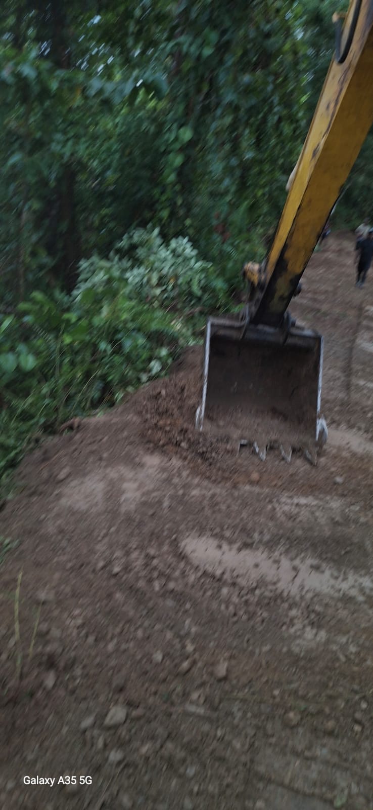 Excavator saat proses menimbun jalan