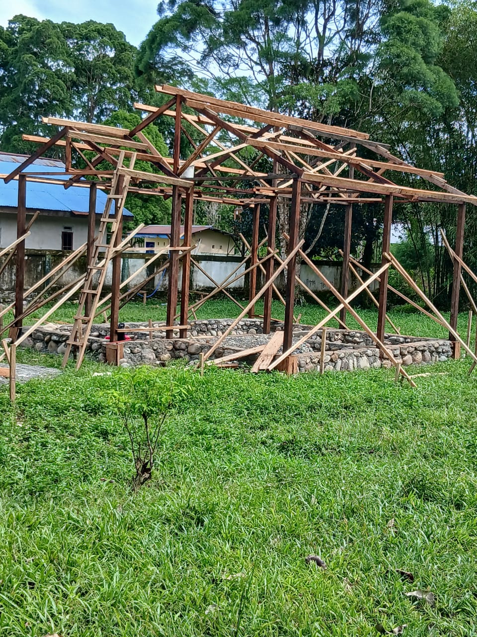 Tiang rumah dan kerangka atap yang sudah dipasang