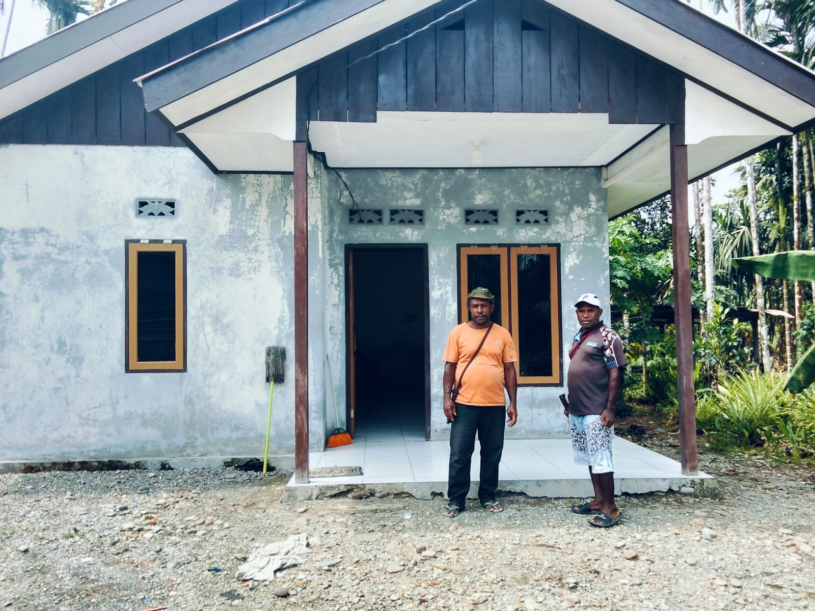 Kepala Kampung Bintang Lima Marthinus Kogoya bersama warga saat foto didepan rumah layak huni yang dibangun oleh Pemkam menggunakan DD 