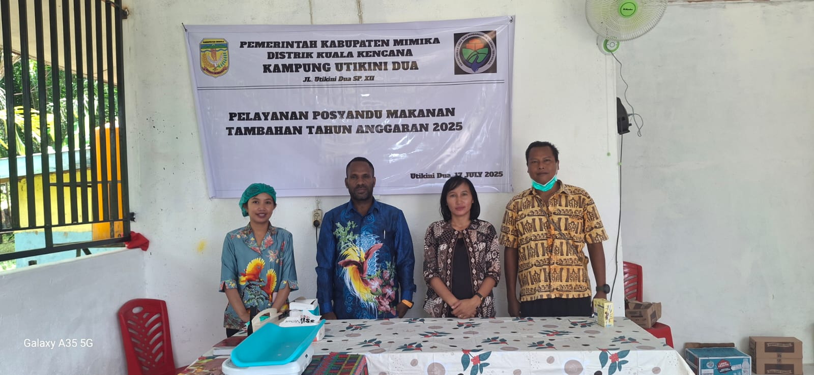 Foto bersama Kepala Kampung Utikini II Marinus Kogoya dan tenaga kesehatan dalam kegiatan posyandu dan Pemberian Makanan Tambahan (PMT) 