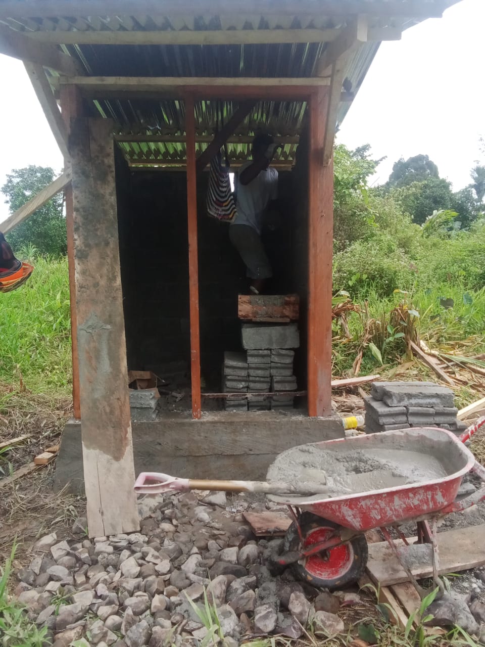 MCK yang dibangun Pemkam Mimika Gunung