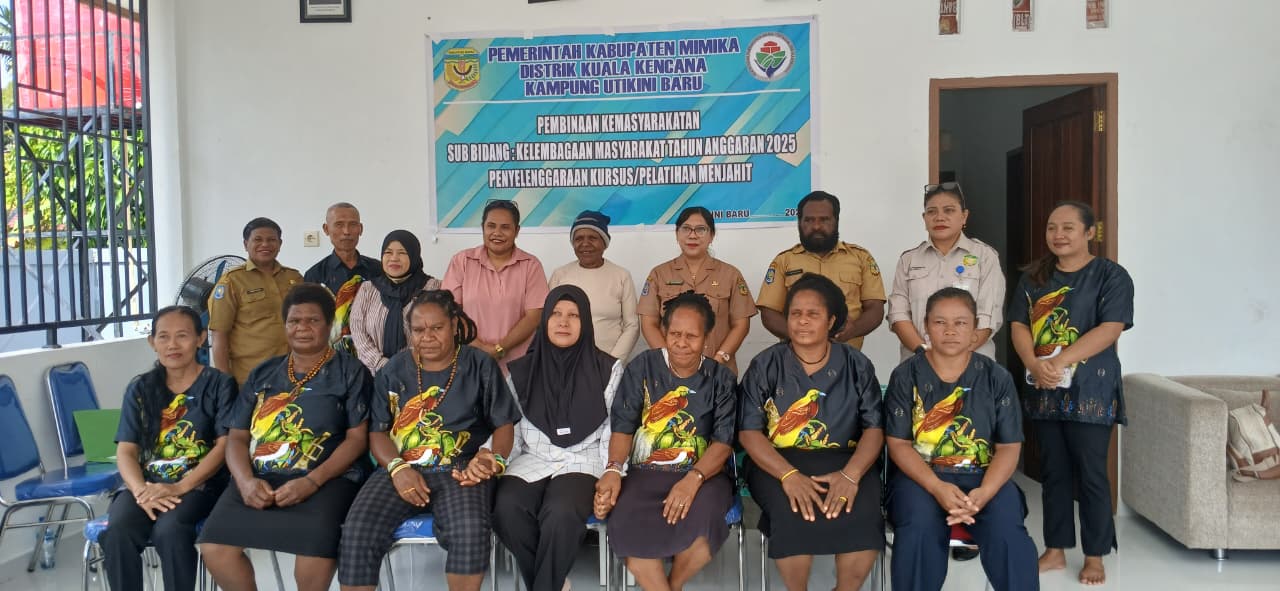 Ibu-ibu PKK Kampung Utikini Satu saat duduk bersama menggunakan baju yang mereka jahit sendiri