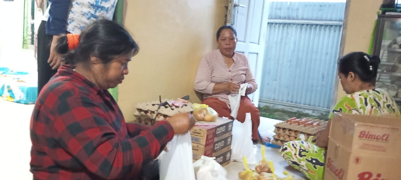 Kader Posyandu saat mengemas makanan tambahan kedalam plastik