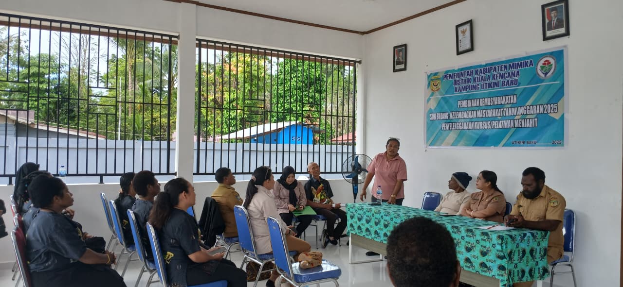 Ibu-ibu PKK Kampung Utikini Satu saat mengikuti kegiatan dengan mengenakan baju yang mereka jahit sendiri