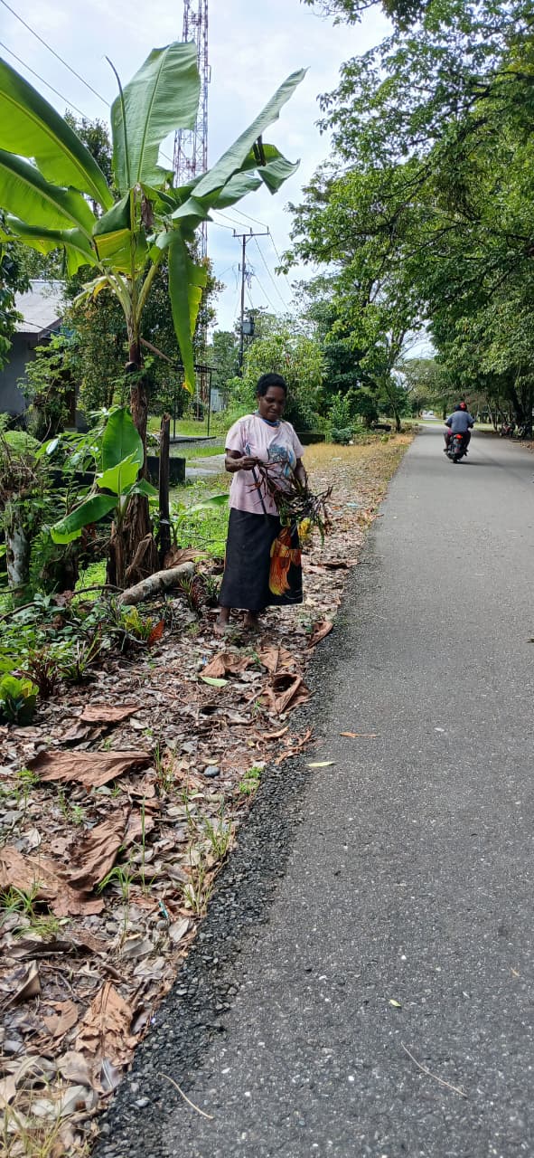 Seorang ibu saat akan menanam bunga