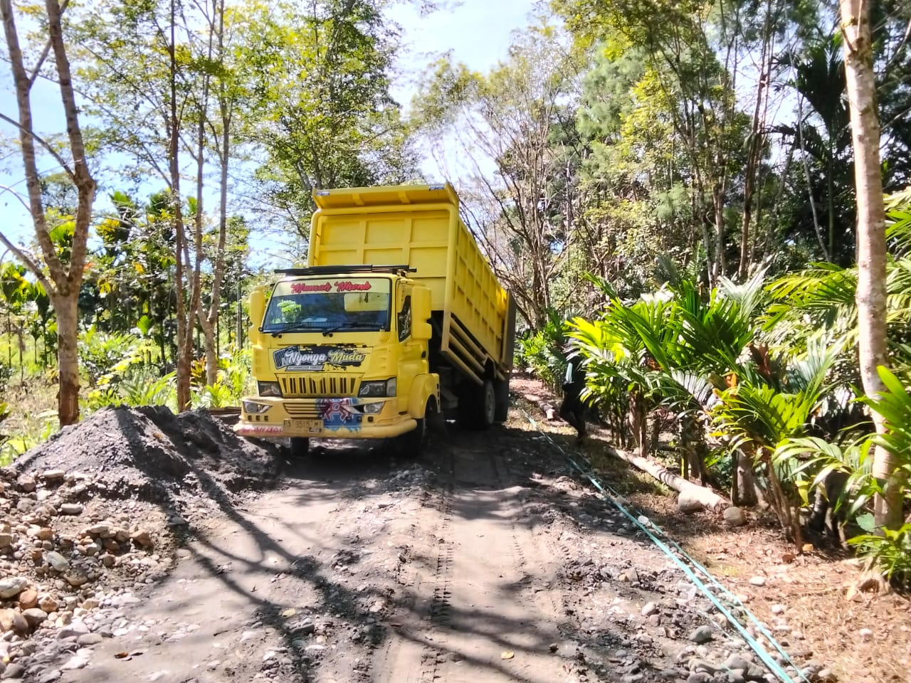 Sebuah truk saat menumpahkan material di lokasi penimbunan jalan