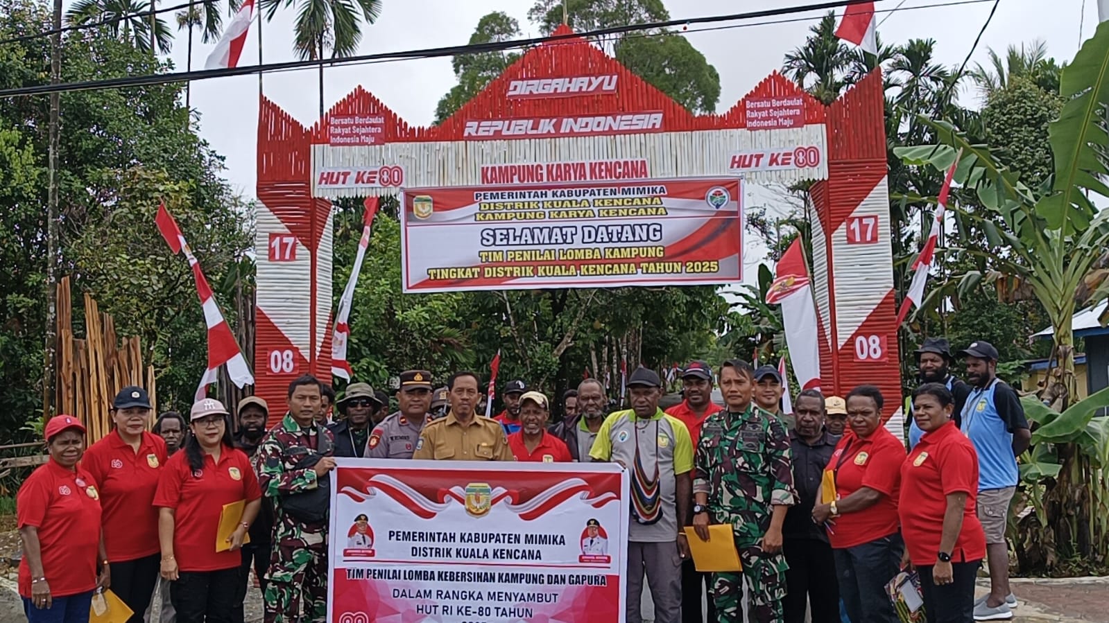Tim penilai lomba kebersihan kampung dari Distrik Kuala Kencana saat mengunjungi Kampung Karya Kencana