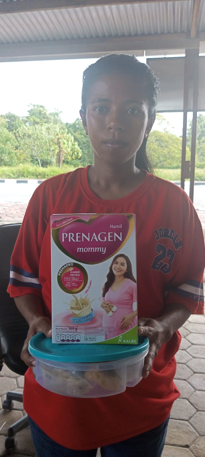 Seorang ibu hamil menerima susu untuk ibu hamil