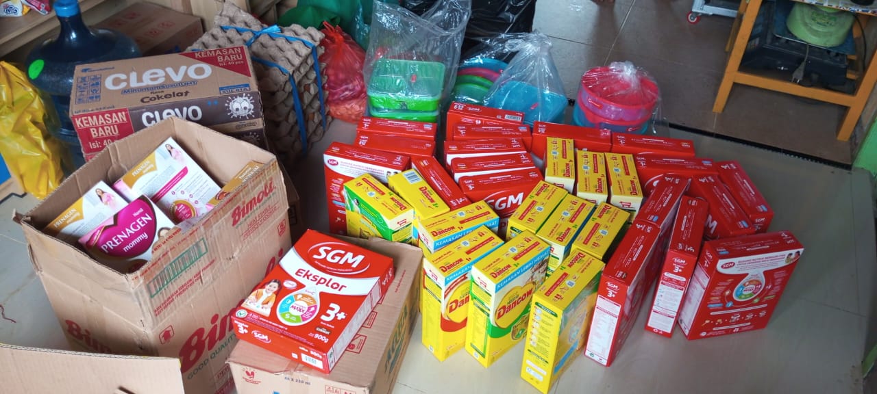 Susu yang akan dibagikan kepada anak-anak di Kampung Karya Kencana