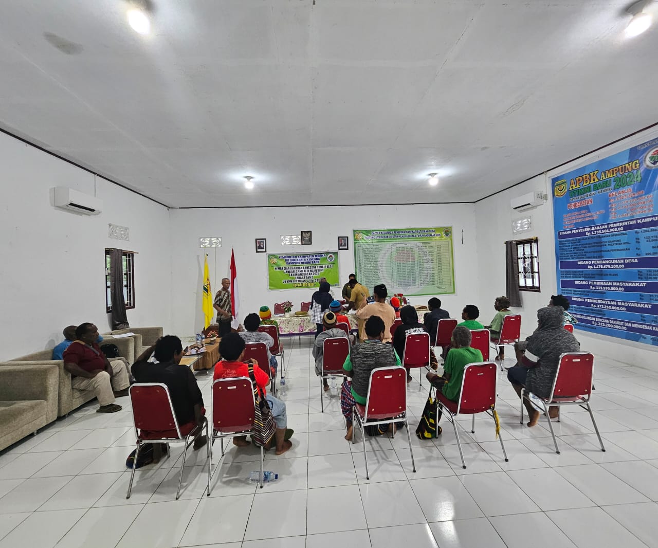 Foto suasana saat penyaluran Bantuan Langsung Tunai