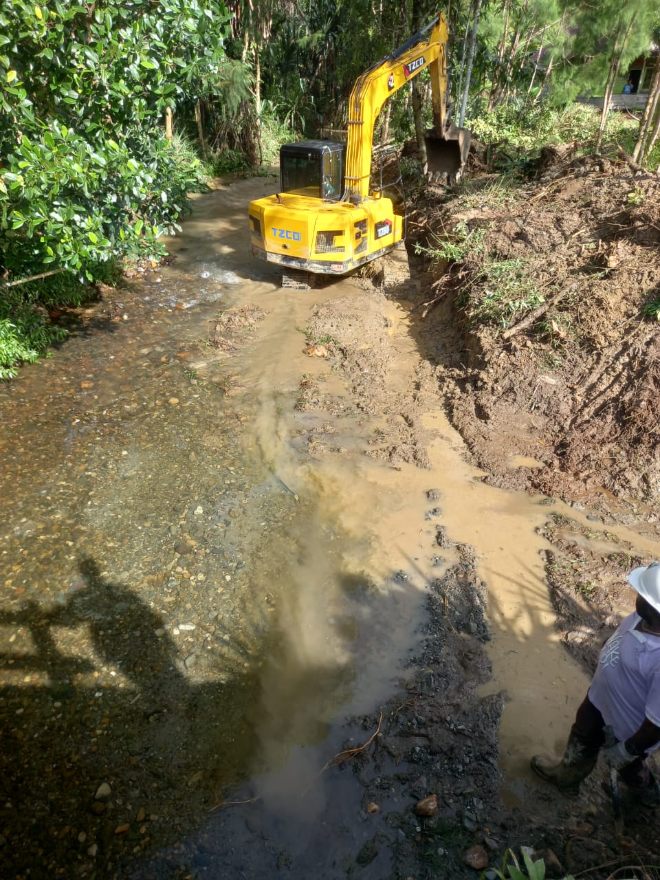 Satu unit excavator saat melakukan normalisasi sungai