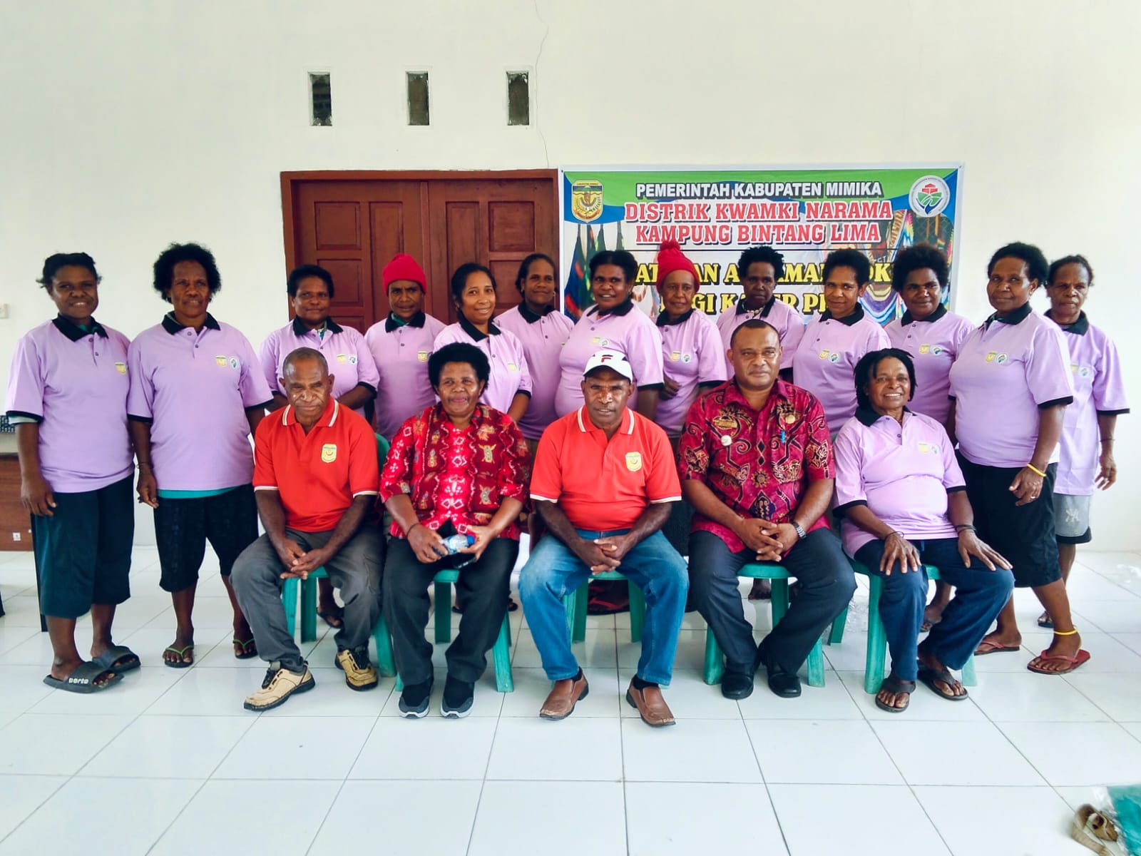 Kepala Distrik Kwamki Narama Edwin Habuebi bersama Kepala Kampung Bintang Lima Marthinus Kogoya dan ibu-ibu PKK Kampung Bintang Lima saat foto bersama 