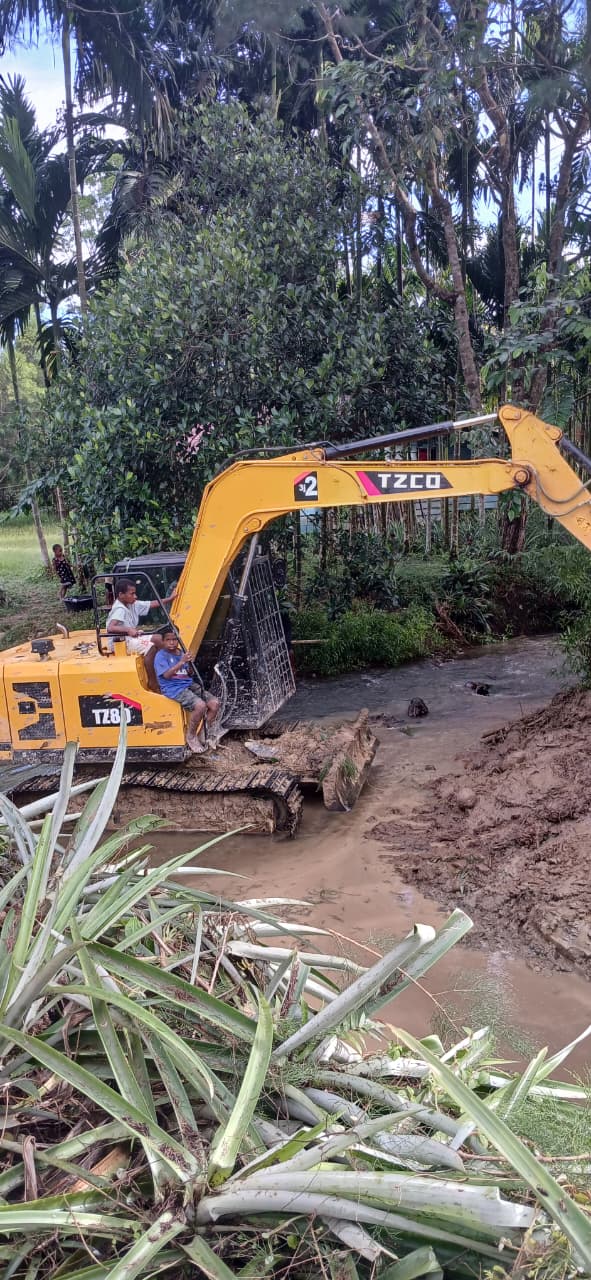 Satu Unit excavator saat melakukan pengangkatan material dari dalam sungai