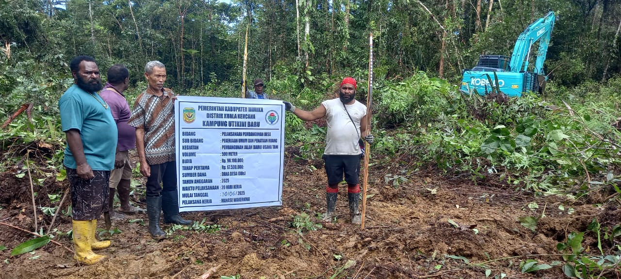 Kepala Kampung Utikini Satu saat meninjau langsung pembongkaran lahan untuk pertanian