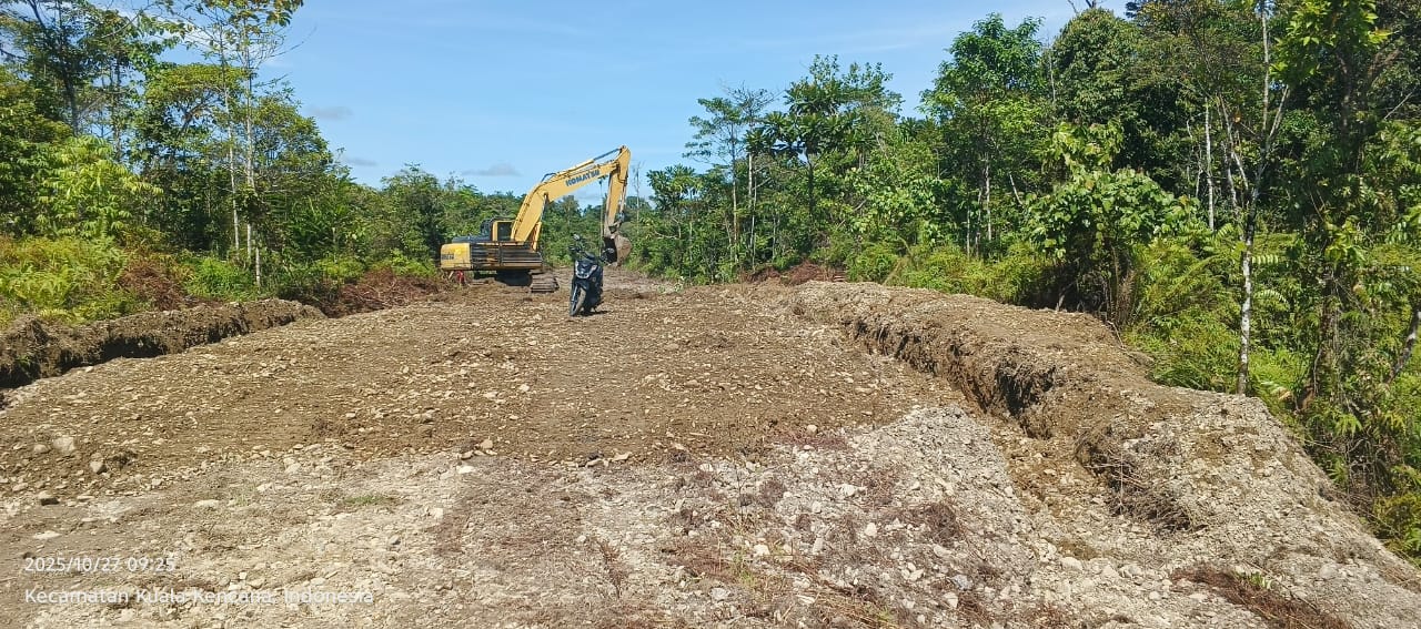 Kepala Kampung Jimbi Litenus Kogoya saat melihat langsung Pembangunan jalan dalam kampung di Kampung Jimbi
