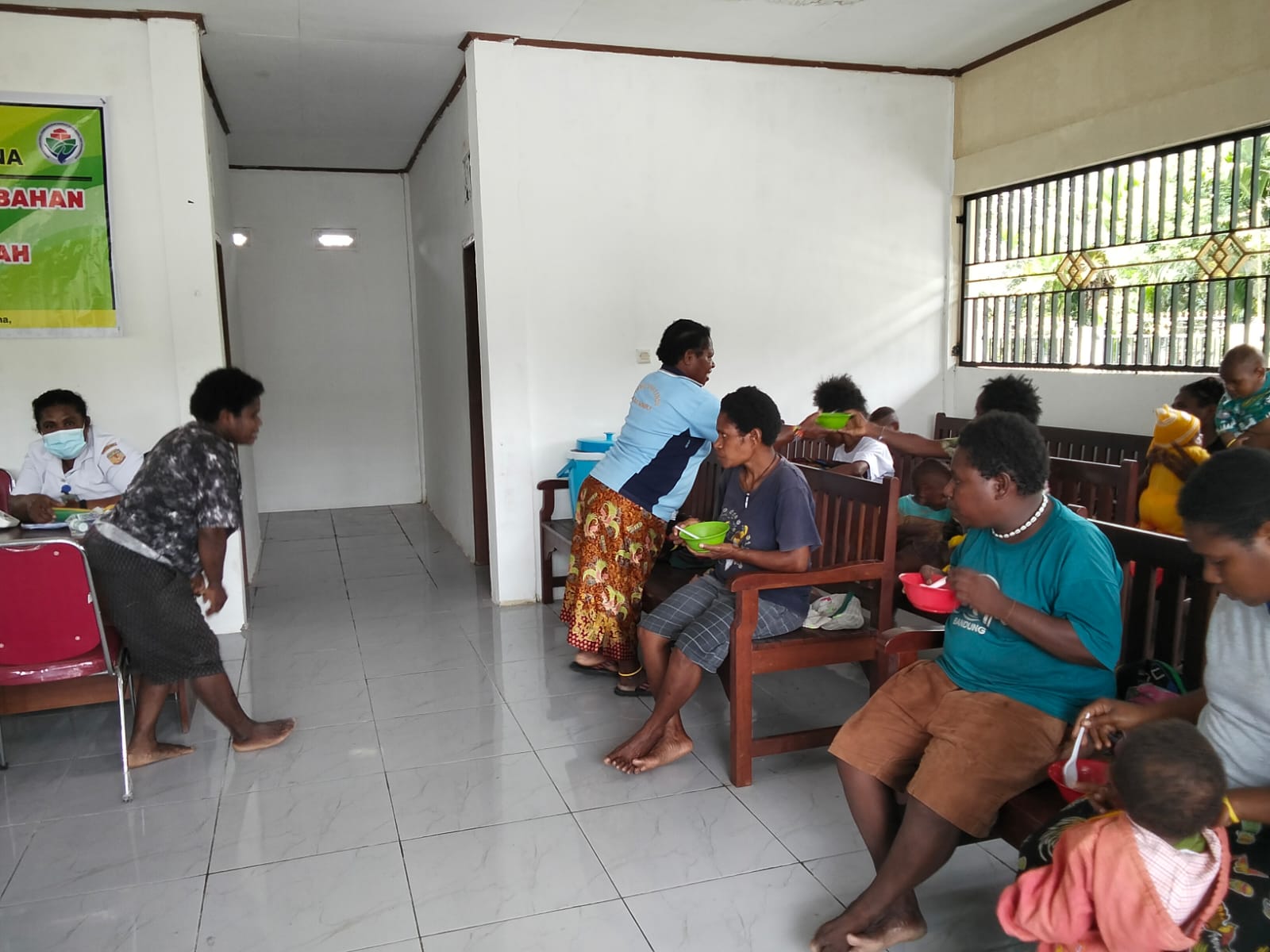 Warga Kampung Tioka Kencana saat menerima pemberian makanan tambahan