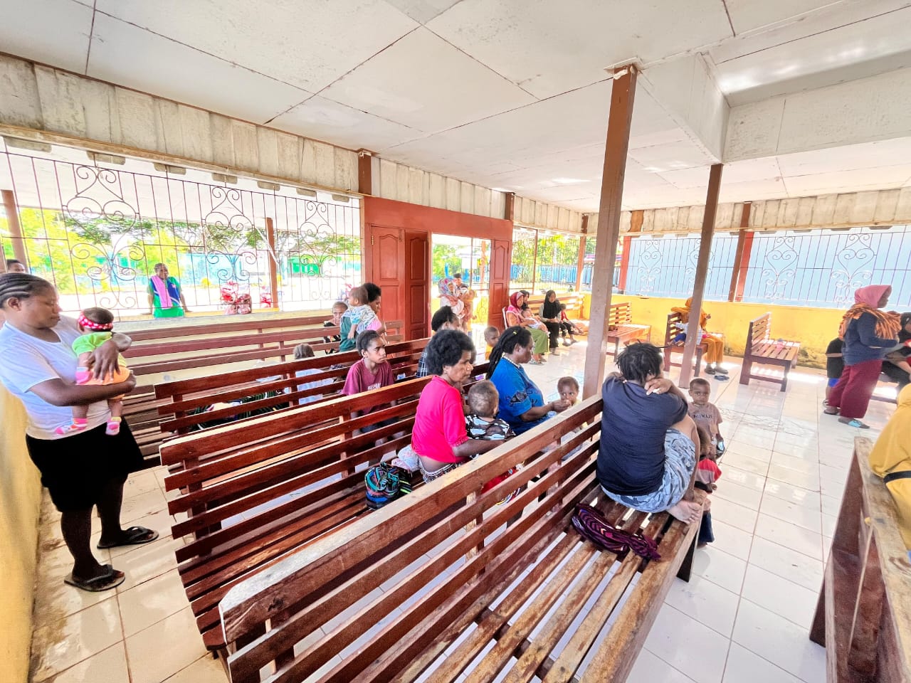 Suasana pelayanan posyandu di balai Kampung Bhintuka