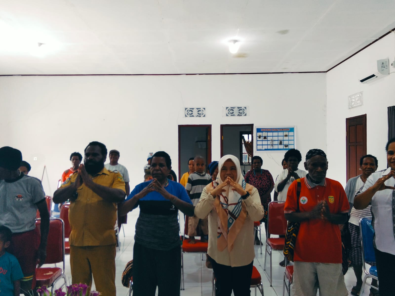 Foto bersama Kepala Kampung Utikini I, Luther Karagainal didampingi pendamping desa pada acara penyaluran BLT