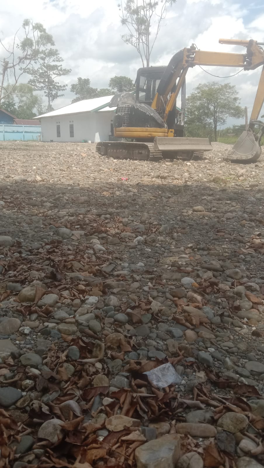 Proses penimbunan halaman gereja 