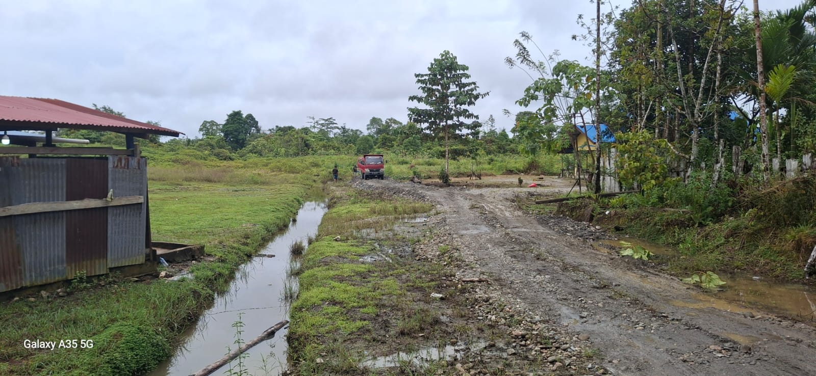 Suasana penimbunan Jalan pemukiman