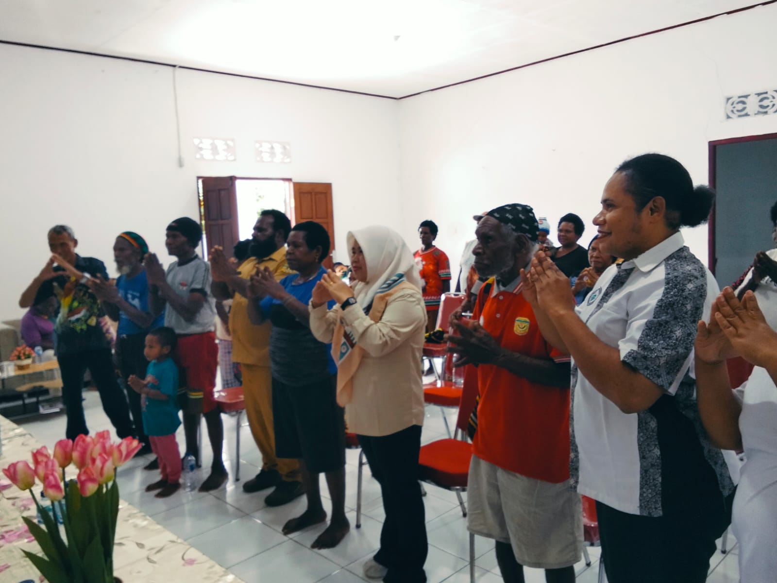 Foto bersama Kepala Kampung Utikini I, Luther Karagainal didampingi pendamping desa pada acara penyaluran BLT