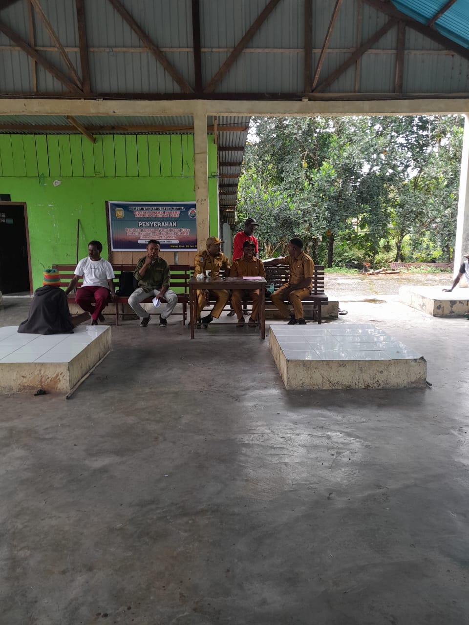 Suasana penyaluran BLT kepada warga dikampung Bintang Lima