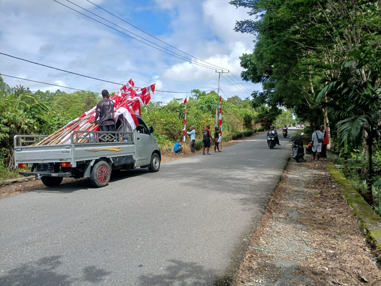 MERIAHKAN HUT RI KE-80, BHINTUKA PASANG UMBUL-UMBUL DAN GELAR DUA JENIS LOMBA TINGKAT RT