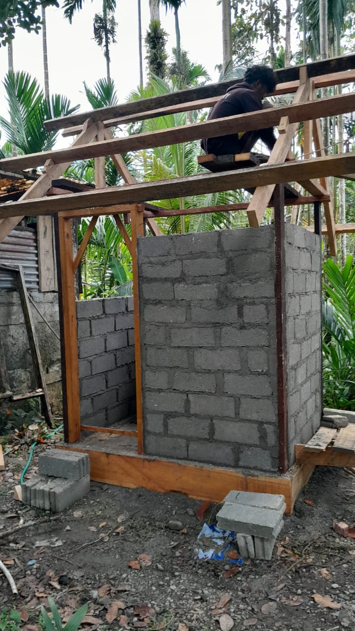 Proses pembangunan MCK Kampung Bintang Lima
