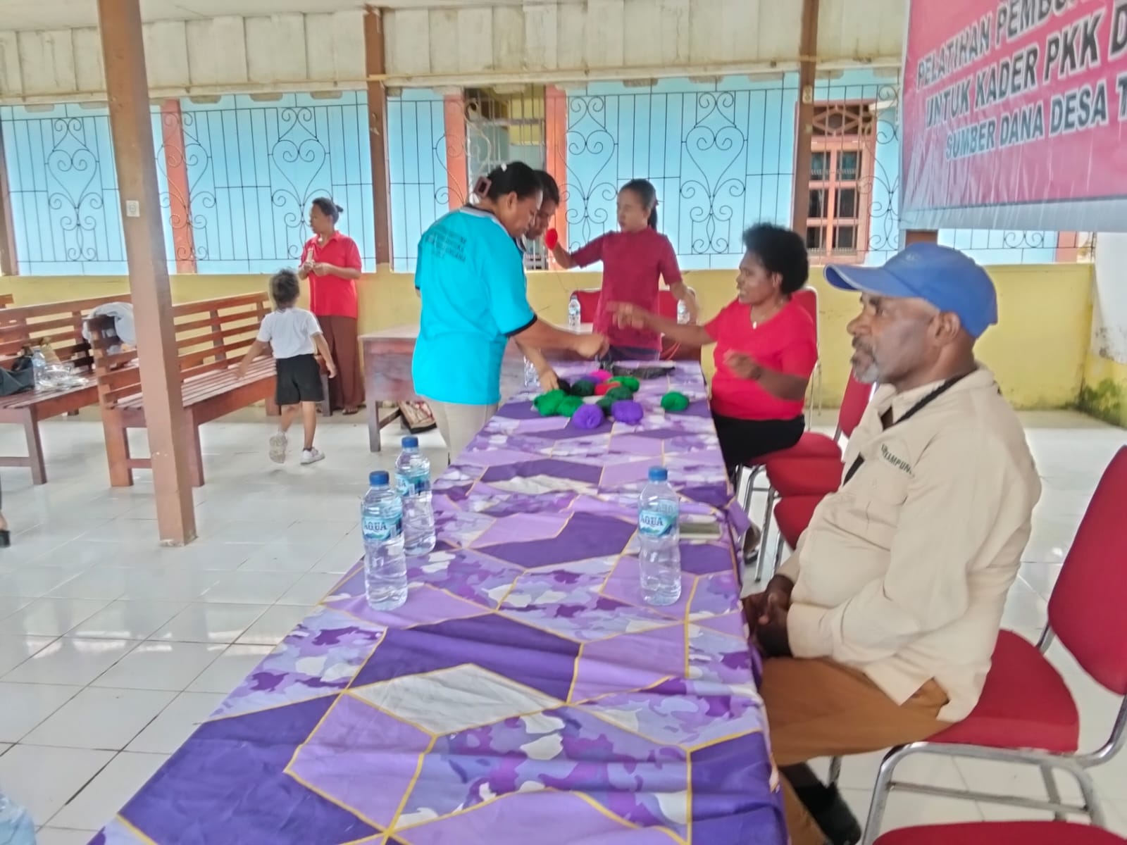 Pelatihan menganyam noken mulai dilakukan