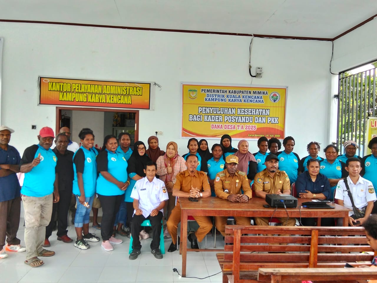 Foto bersama, Plt Kepala Kampung Karya Kencana, Rakam Suntoro, Kepala Distrik Kuala Kencana Yemi Gobai, Kabid Pemerintahan Kampung Frits Werimon, Tenaga Ahli Pendamping Ina, pemateri dan ibu-ibu kader Posyandu dan PKK