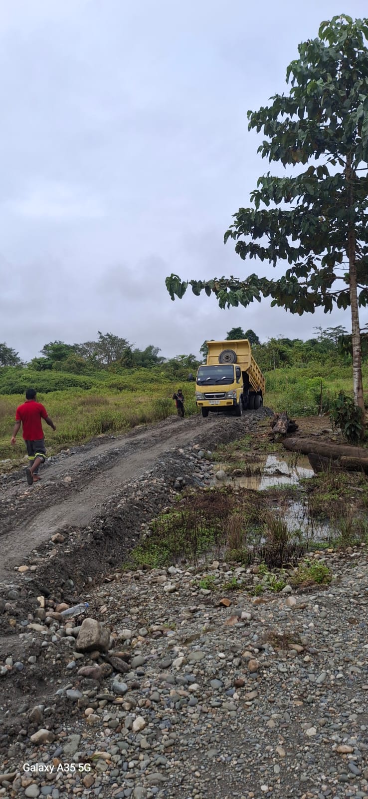Suasana penimbunan Jalan pemukiman warga