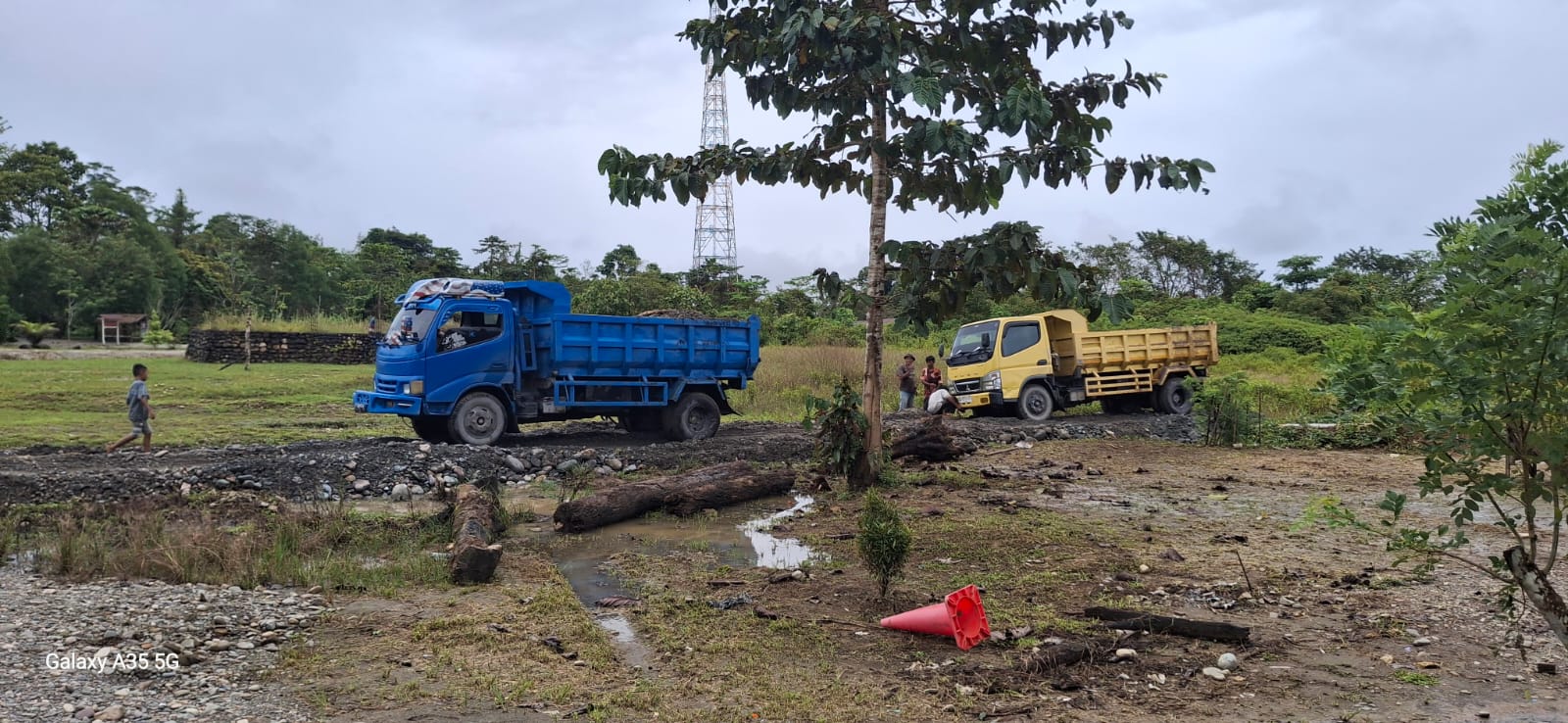 Suasana penimbunan Jalan pemukiman