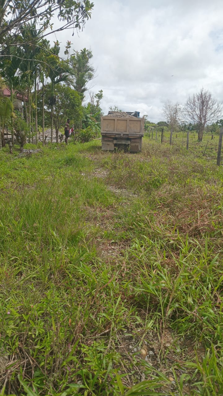 Sebuah truk pengangkut material berupa galian c yang akan membuang material untuk penimbunan jalan