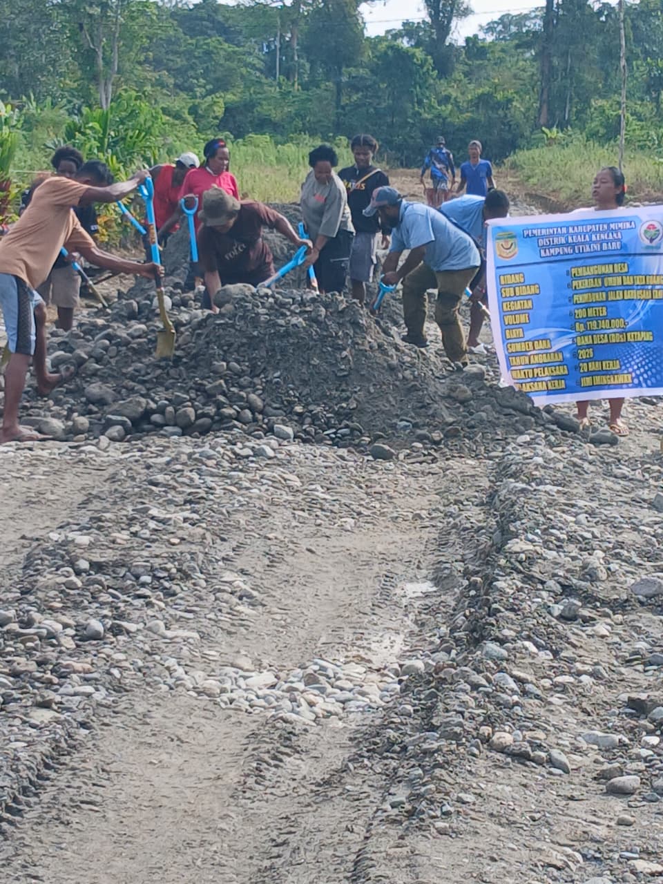 Pembuatan jalan tani di Kampung Utikini I