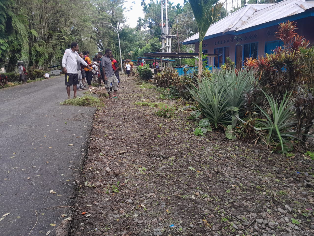 Warga membersihkan parit dan mencabut rumput