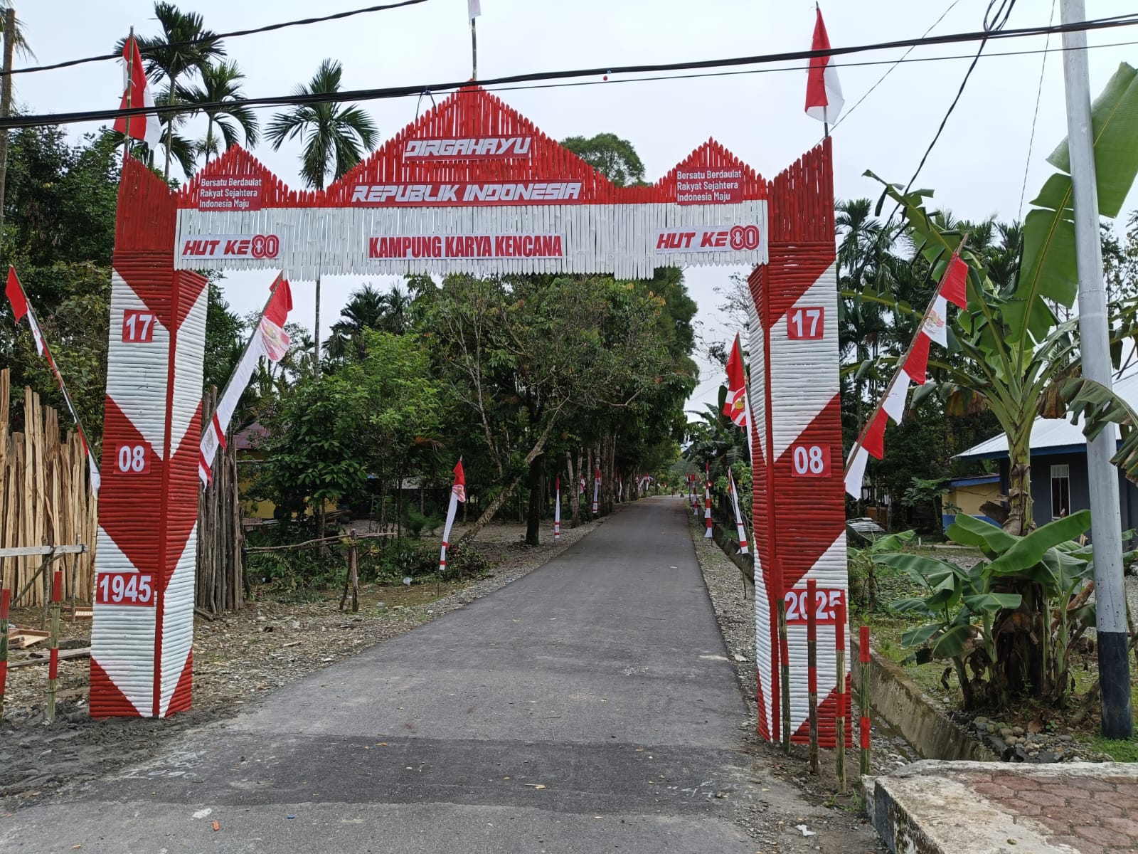 Warga Kampung Karya Kencana telah selesai membangun gapura