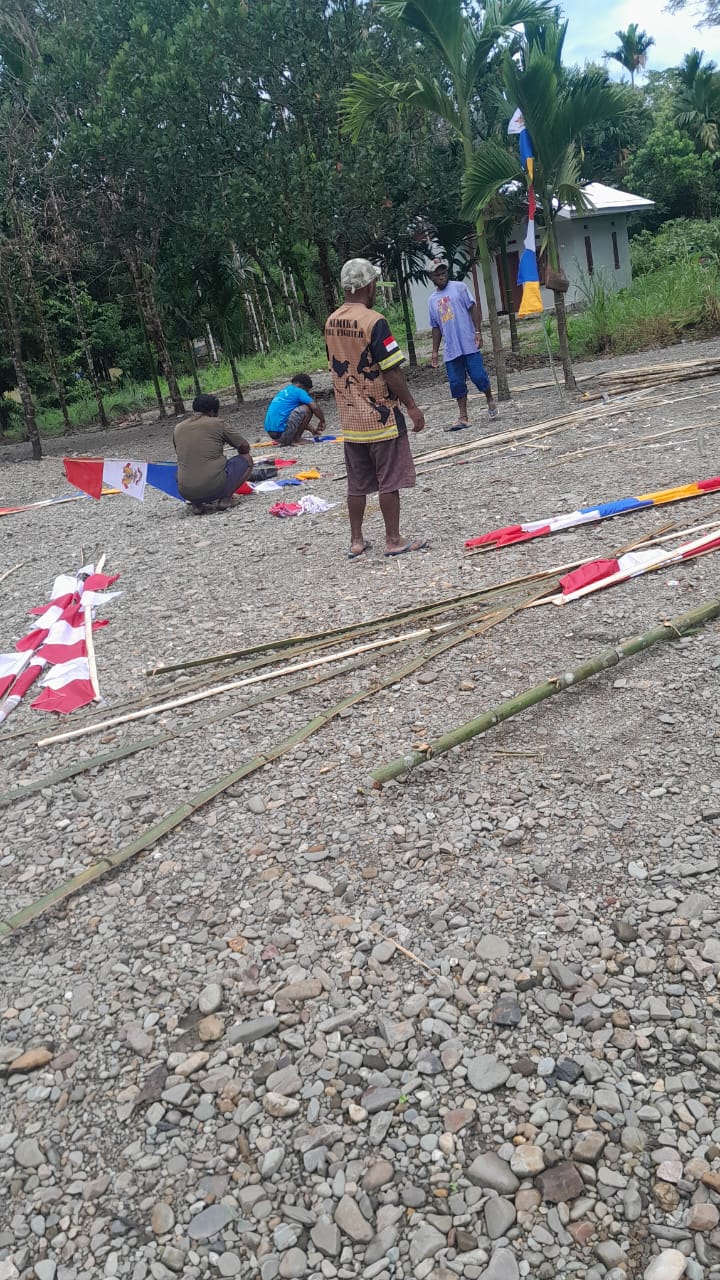 Warga Kampung Bintang Lima saat memasang umbul-umbul dan bendera Merah putih di Kantor Kampung