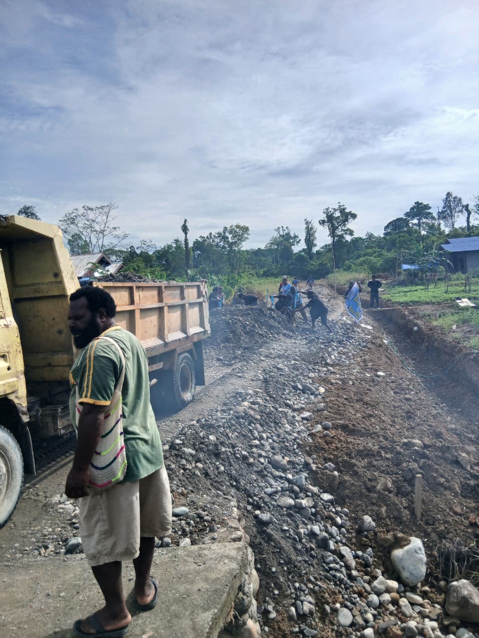 Kepala Kampung Utikini Satu Luther Karagainal saat melihat langsung proses penimbunan jalan 