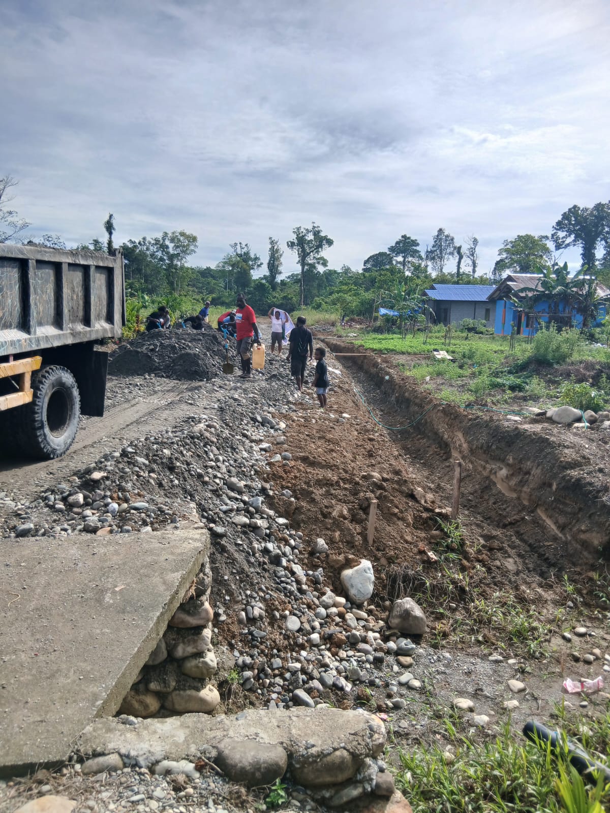 Warga saat menimbun jalan kebun 