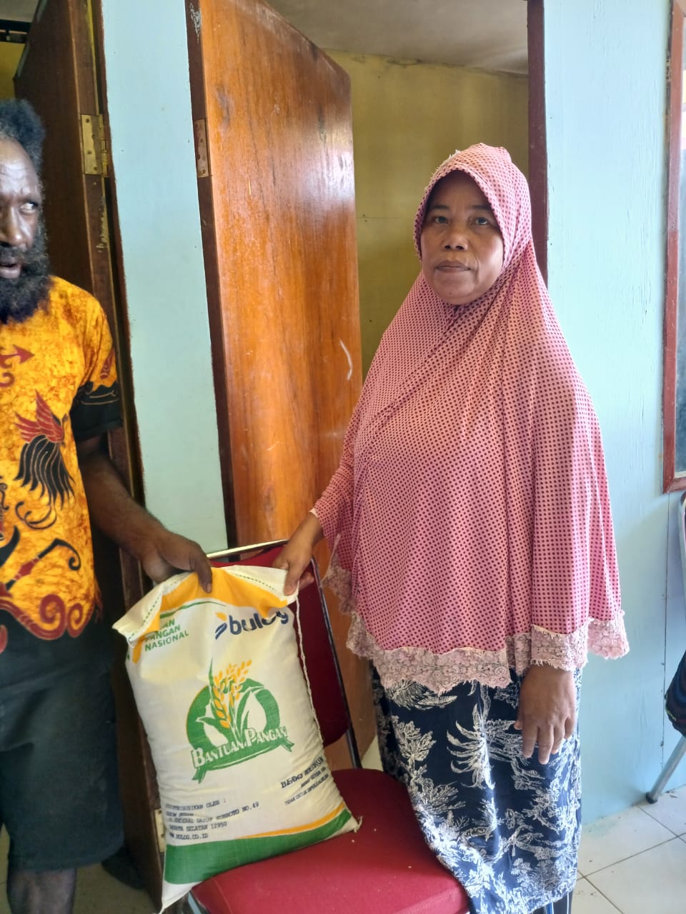 Warga Kampung Bhintuka saat menerima bantuan pangan berupa beras