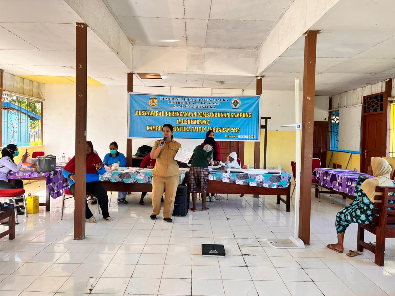 Suasana pelaksanaan posyandu di Kampung Bhintuka 