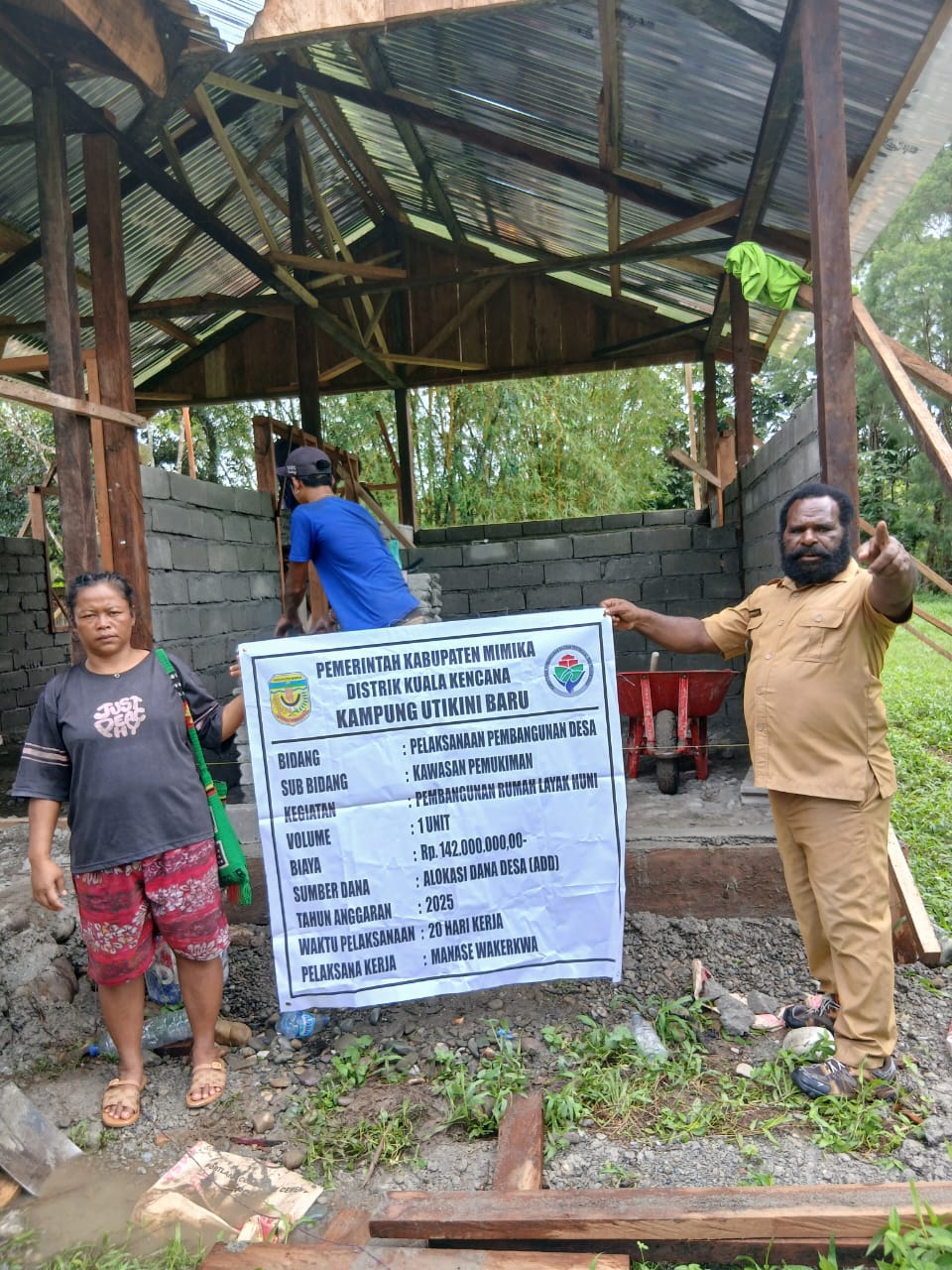 Proses penyusunan batako untuk dinding rumah