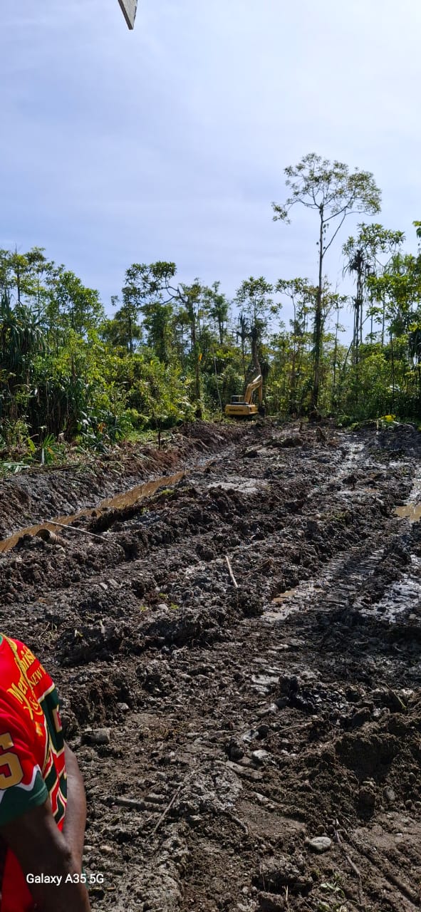Excavator sedang menimbun jalan