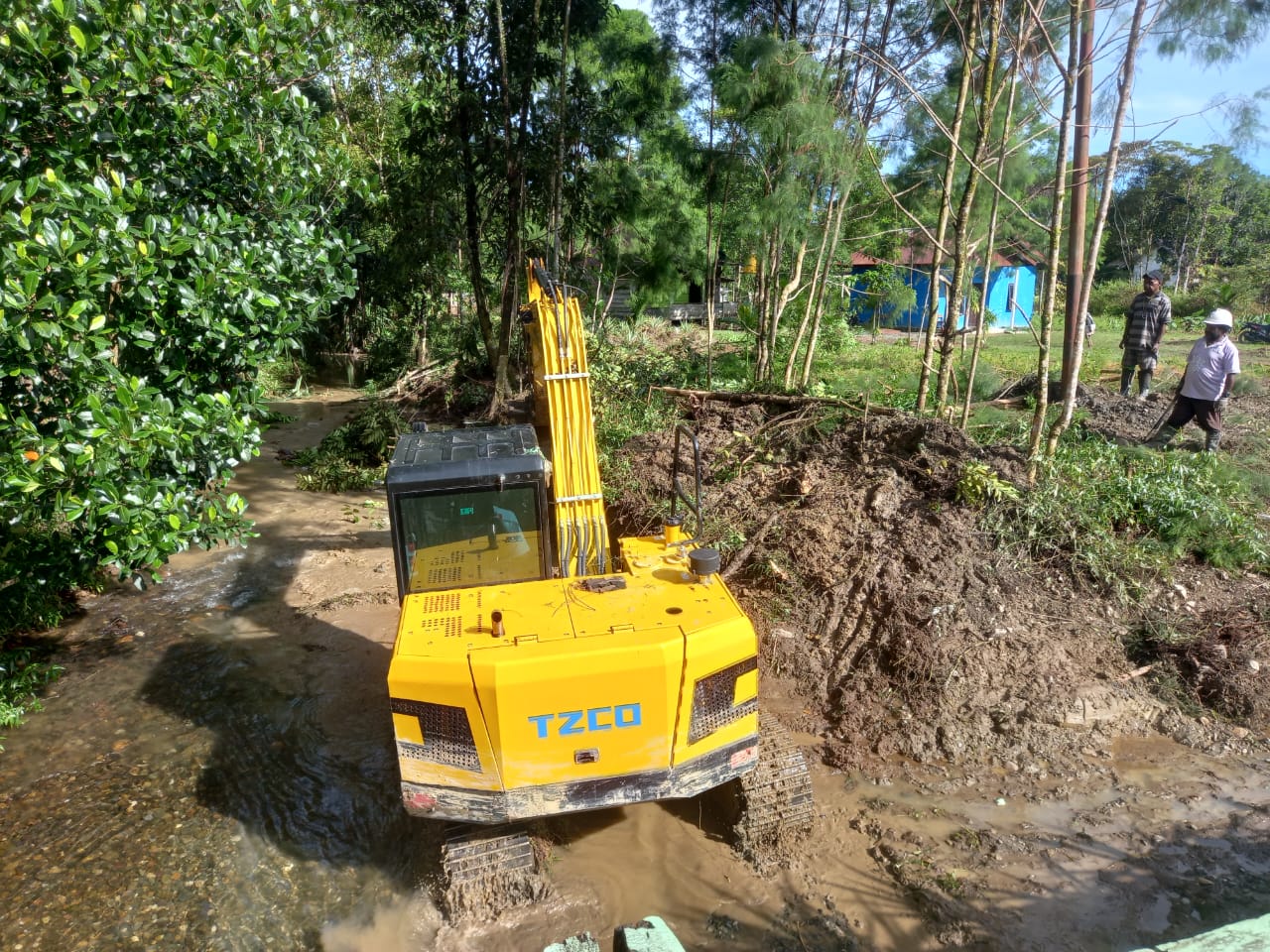 Satu unit excavator saat melakukan normalisasi sungai