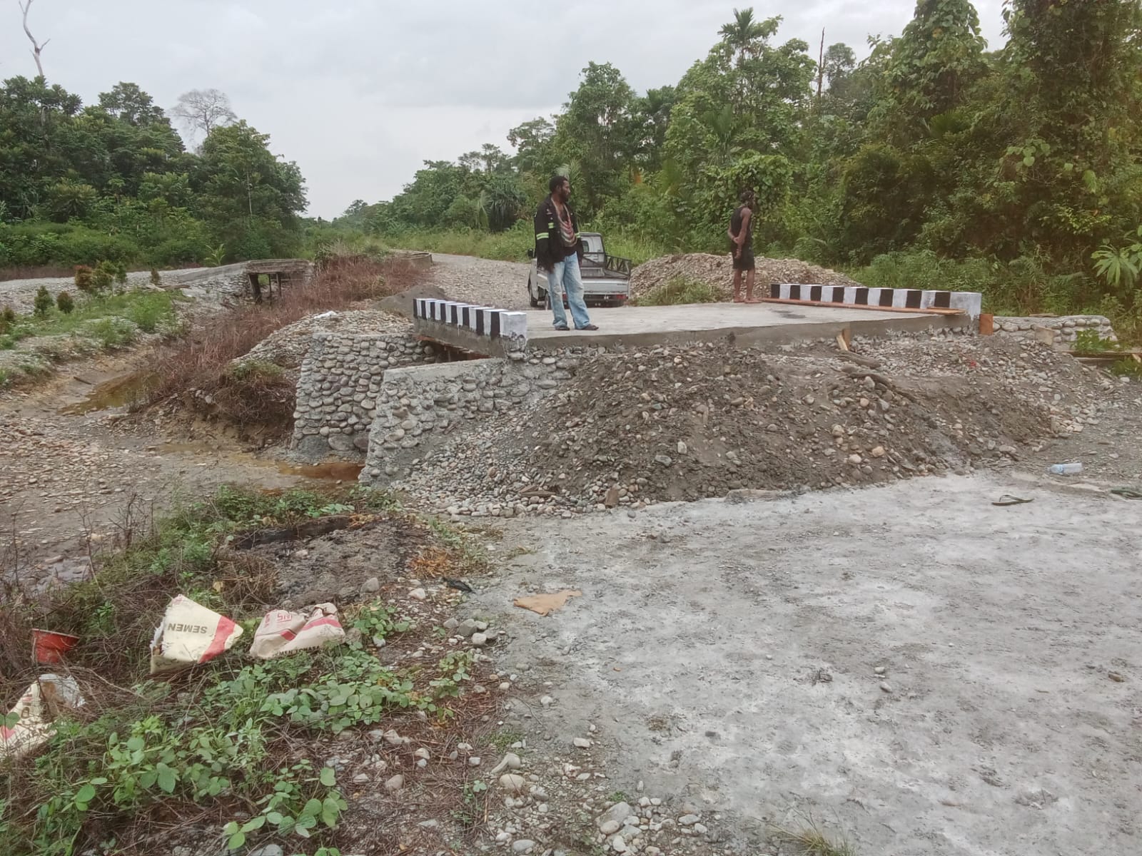 BANGUN JEMBATAN PENGHUBUNG, WARGA KINI LEBIH MUDAH BERAKTIVITAS