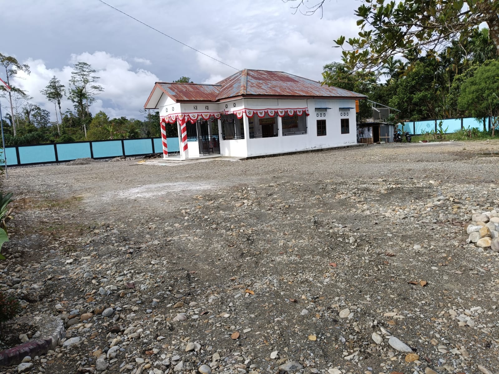 Halaman Kantor Kampung Karya Kencana tampak bersih